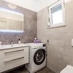 Vakantiehuis Schoenes Haus Fuer 8 Personen Mit Grossem Schwimmbad By Interhome
