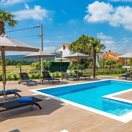 Schoenes Haus Fuer 8 Personen Mit Grossem Schwimmbad By Interhome Nyaraló