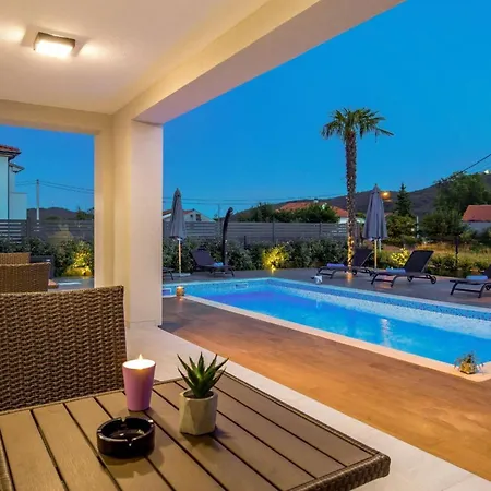 Schoenes Haus Fuer 8 Personen Mit Grossem Schwimmbad By Interhome Nyaraló