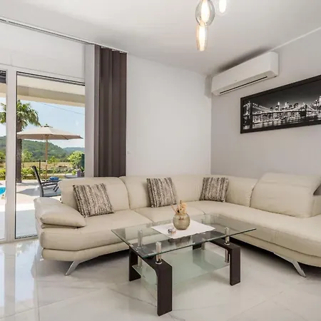 Schoenes Haus Fuer 8 Personen Mit Grossem Schwimmbad By Interhome Nyaraló *