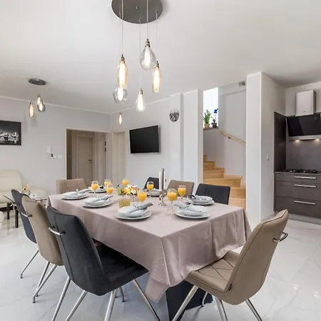 Schoenes Haus Fuer 8 Personen Mit Grossem Schwimmbad By Interhome