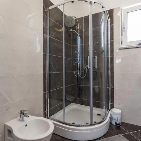 Nyaraló Schoenes Haus Fuer 8 Personen Mit Grossem Schwimmbad By Interhome *