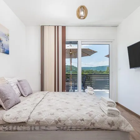 Schoenes Haus Fuer 8 Personen Mit Grossem Schwimmbad By Interhome Nyaraló