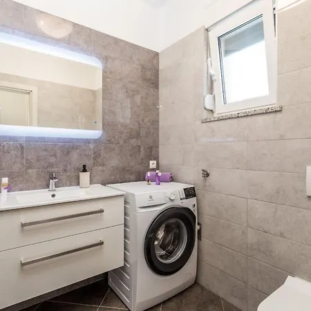 Nyaraló Schoenes Haus Fuer 8 Personen Mit Grossem Schwimmbad By Interhome