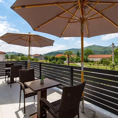 Nyaraló Schoenes Haus Fuer 8 Personen Mit Grossem Schwimmbad By Interhome Dražice