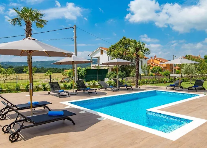Schoenes Haus Fuer 8 Personen Mit Grossem Schwimmbad By Interhome Nyaraló