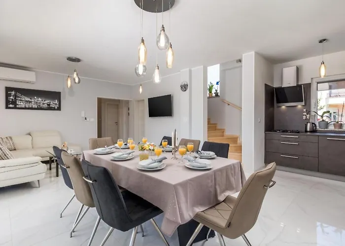 Schoenes Haus Fuer 8 Personen Mit Grossem Schwimmbad By Interhome
