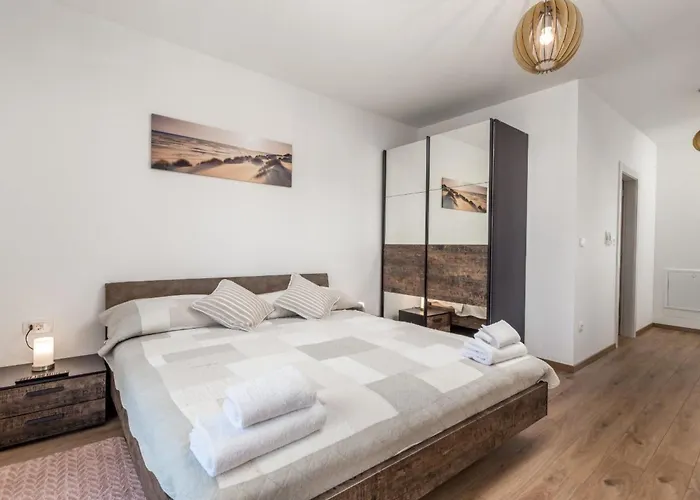Schoenes Haus Fuer 8 Personen Mit Grossem Schwimmbad By Interhome * Dražice