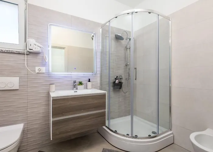 Nyaraló Schoenes Haus Fuer 8 Personen Mit Grossem Schwimmbad By Interhome Dražice