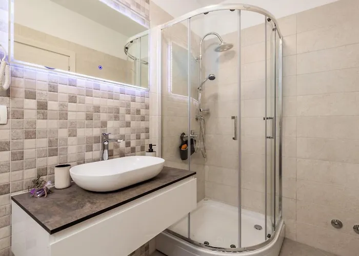 Schoenes Haus Fuer 8 Personen Mit Grossem Schwimmbad By Interhome