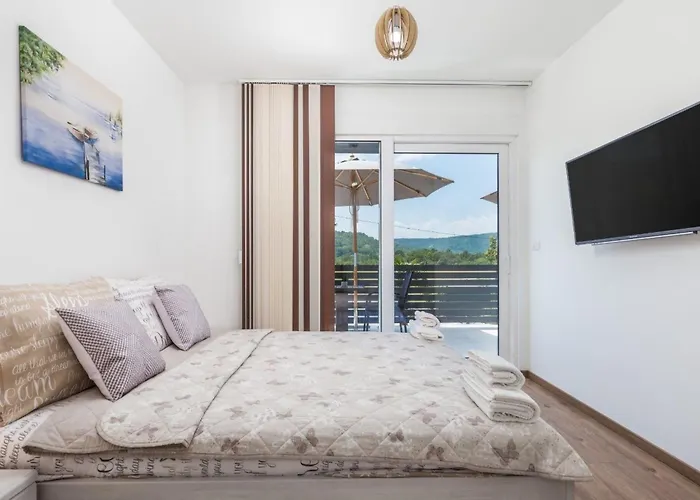Schoenes Haus Fuer 8 Personen Mit Grossem Schwimmbad By Interhome Nyaraló