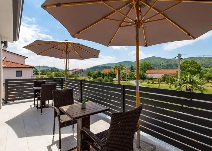 Nyaraló Schoenes Haus Fuer 8 Personen Mit Grossem Schwimmbad By Interhome Dražice