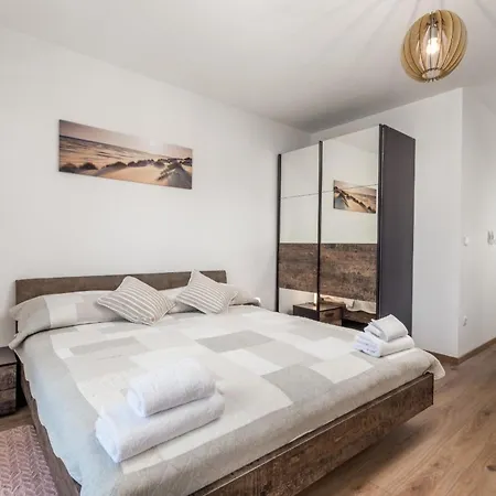 Schoenes Haus Fuer 8 Personen Mit Grossem Schwimmbad By Interhome * Drazice