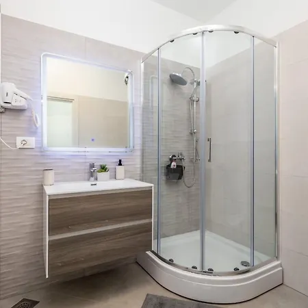 Vakantiehuis Schoenes Haus Fuer 8 Personen Mit Grossem Schwimmbad By Interhome Drazice