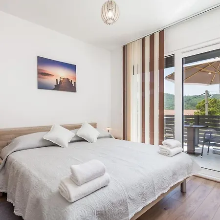 Schoenes Haus Fuer 8 Personen Mit Grossem Schwimmbad By Interhome