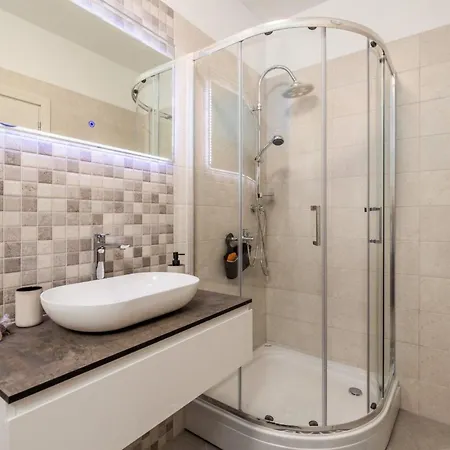 Schoenes Haus Fuer 8 Personen Mit Grossem Schwimmbad By Interhome