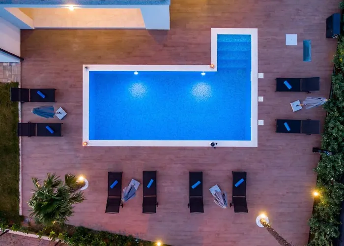 Holiday home Schoenes Haus Fuer 8 Personen Mit Grossem Schwimmbad By Interhome Drazice