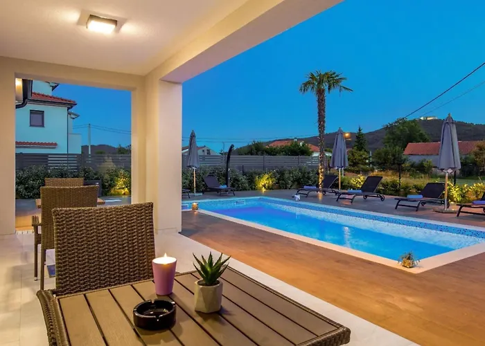 Schoenes Haus Fuer 8 Personen Mit Grossem Schwimmbad By Interhome Holiday home