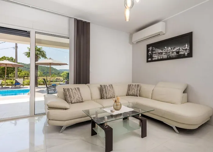 Schoenes Haus Fuer 8 Personen Mit Grossem Schwimmbad By Interhome Holiday home *
