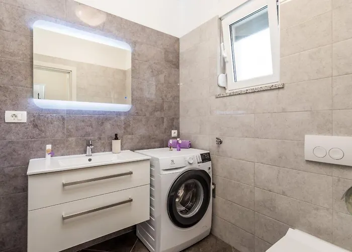 Holiday home Schoenes Haus Fuer 8 Personen Mit Grossem Schwimmbad By Interhome